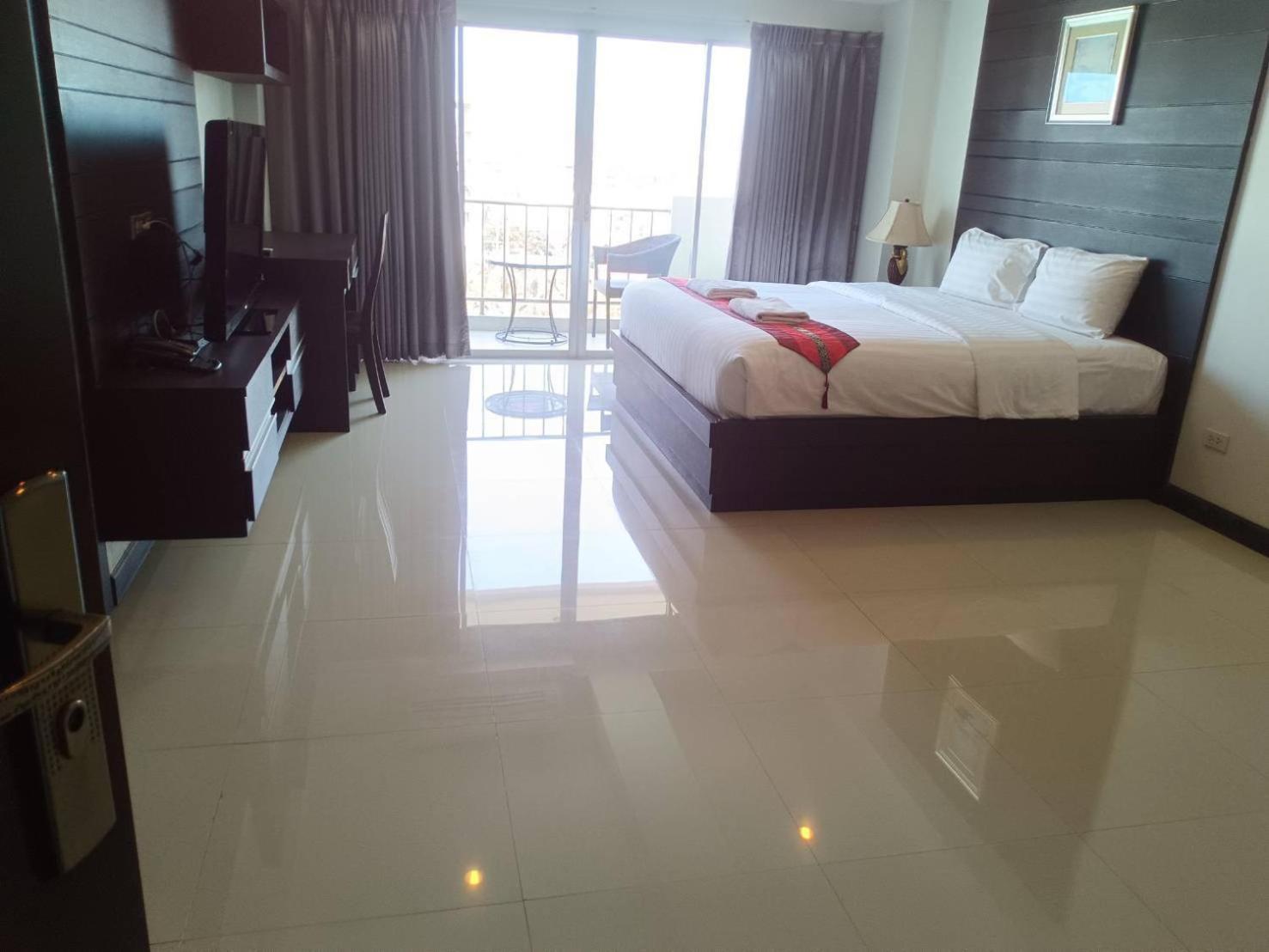 Valhalla Pattaya Hotel Jomtien Beach Exterior photo
